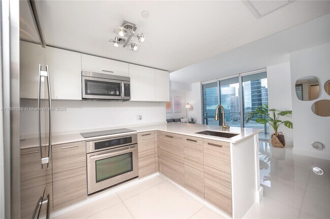 Primary Photo - 1300 Brickell Bay Dr
