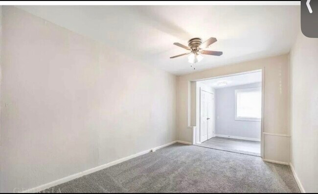 Building Photo - Rogers Ave