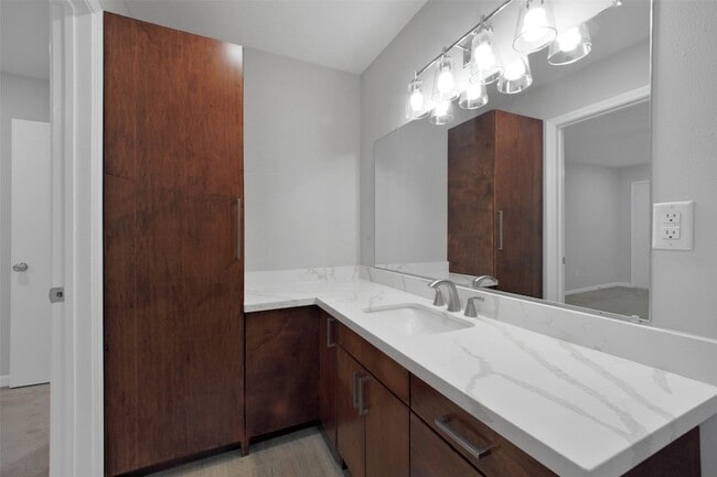 Building Photo - 15815 Baytree Dr