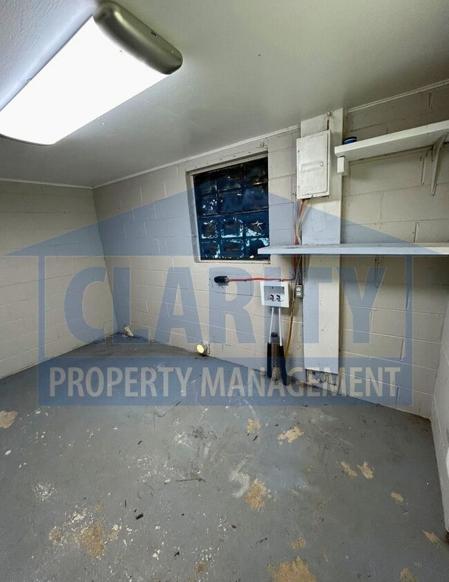Building Photo - Charming 2-Bedroom Home with Spacious Yard...