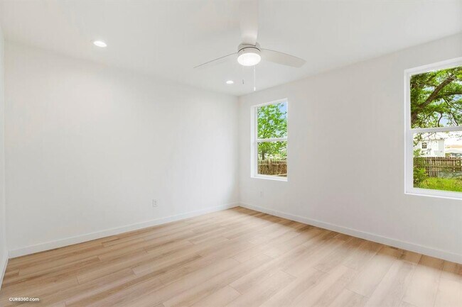Building Photo - 381 Perryman St