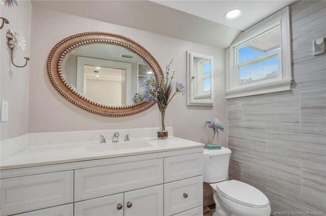 Building Photo - 64 NE Acacia Trail