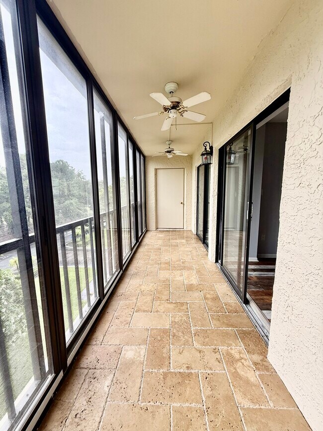 Building Photo - 2800 Cove Cay Dr