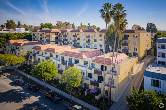 5950 Buckingham Pkwy Culver City, CA 90230 - Adobe Grande