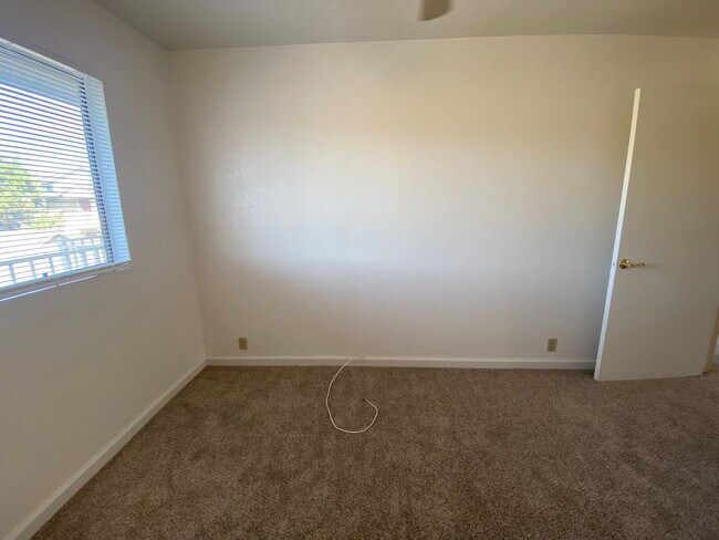 Building Photo - La Tierra Gardens - 2/1 Upstairs Apartment