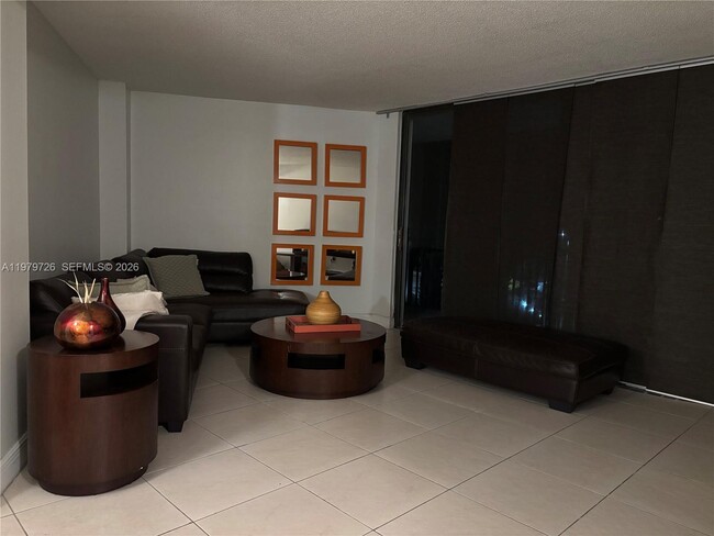 Building Photo - 3301 N Country Club Dr