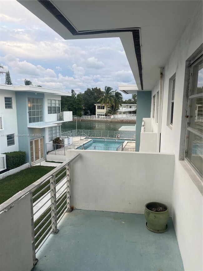 Building Photo - 250 S Shore Dr