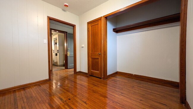 Building Photo - 704 Hickory St