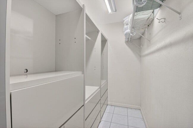 Building Photo - 1 Valencia A