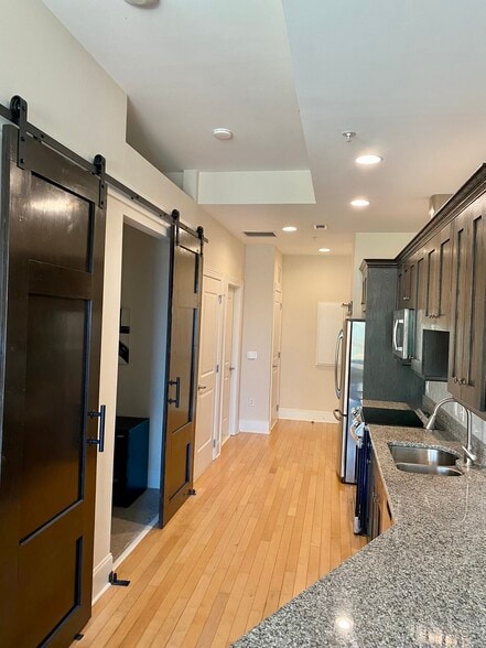 Building Photo - 400 W North St