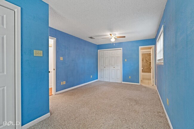 Building Photo - 3 BEDROOM IN SOUTHERN HILLS