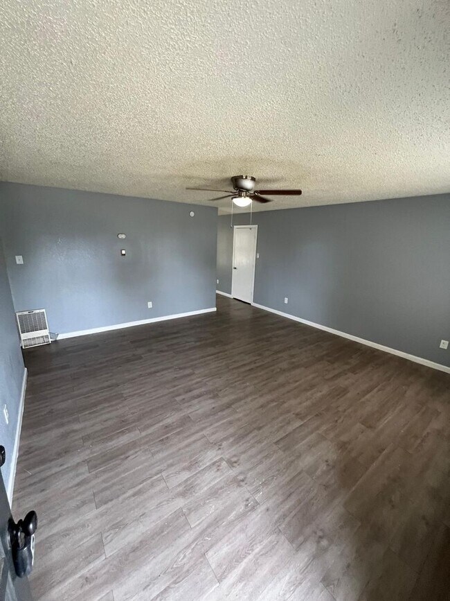 Building Photo - $0 First Month's Rent / $0 Deposit at Move-in