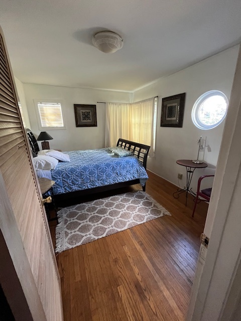 Bedroom, oak floor - 625 W Maple St