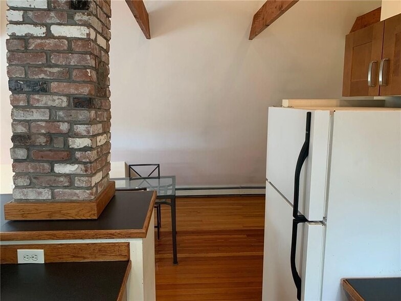 Building Photo - 27 Young St