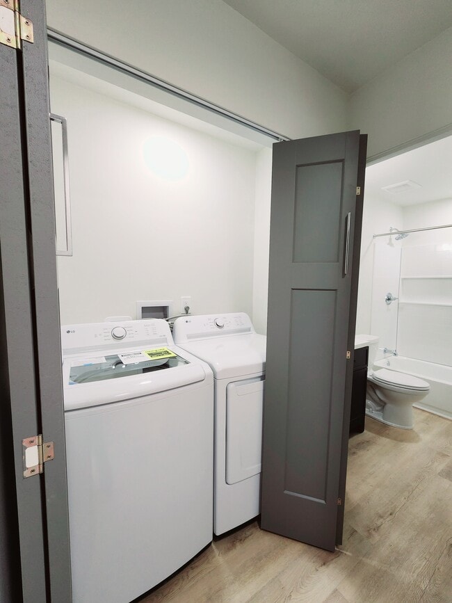 Building Photo - Farragut Flats