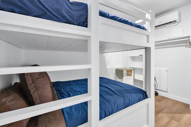 Building Photo - 717-21 Island Ct