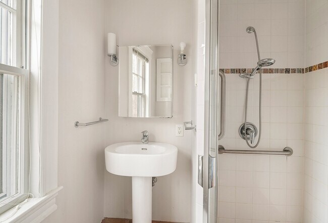 Building Photo - 110 Leonard St