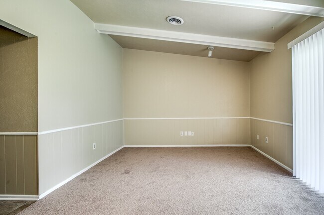 Building Photo - Super cute 3 bed, 2 bath!!