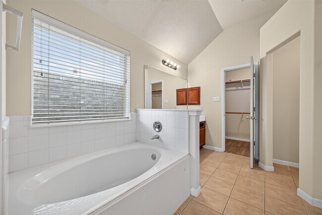 Building Photo - 9127 N Ferndale Pl Dr