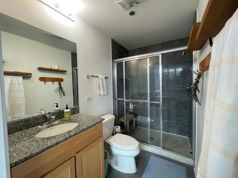 En suite bathroom - amazing water pressure! - 1000 W Leland Ave