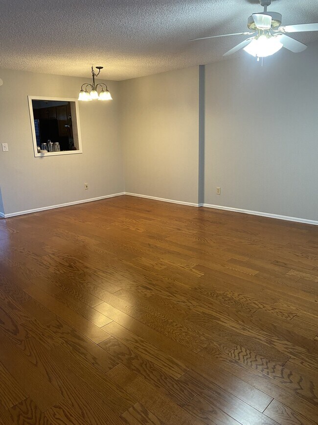 Building Photo - 2 bedroom westside - Rockrimmon