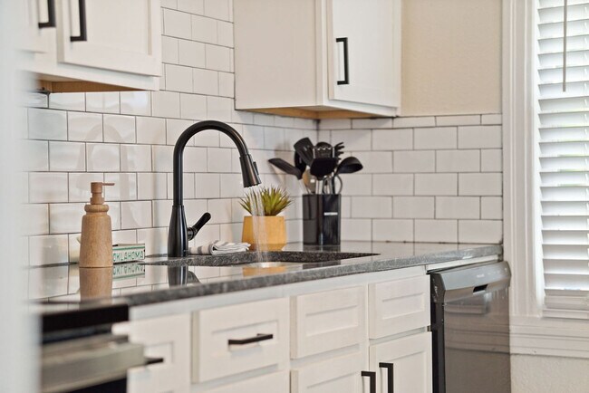 Building Photo - 912 W Comanche St