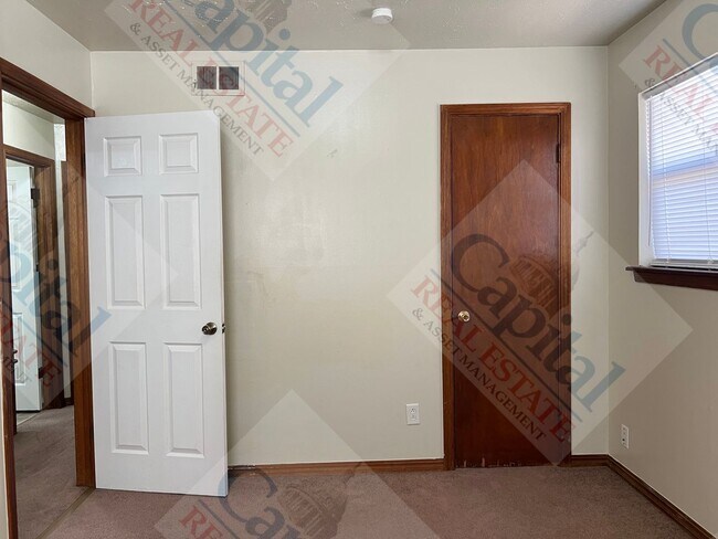 Building Photo - Cute Home Available!