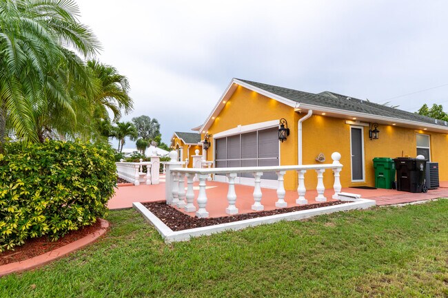 Building Photo - 2853 SE Melaleuca Blvd