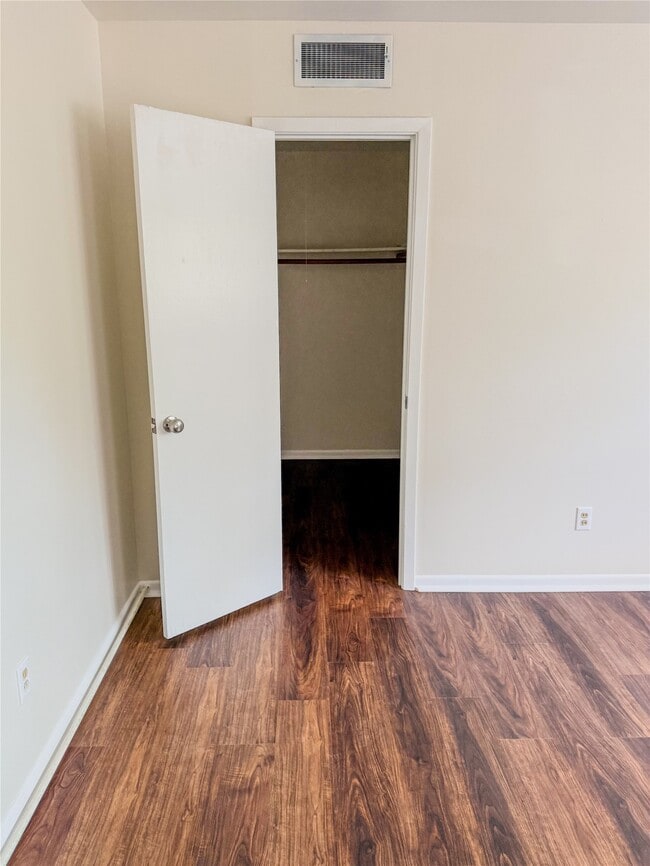 Building Photo - 109 Lakeway Dr