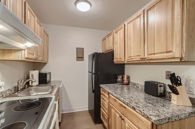 Building Photo - Charming Boulder Condo with Deck, Steps to...