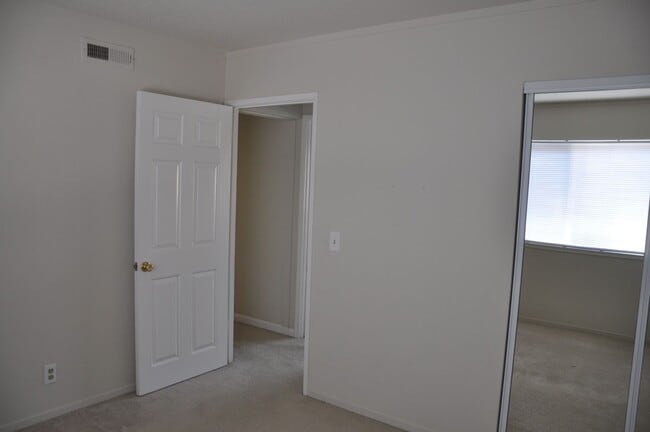 Building Photo - 532 Tyrella Ave