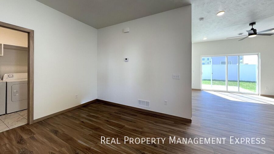 Building Photo - Modern 3 Bed, 2.5 Bath Townhome in West Sioux Falls