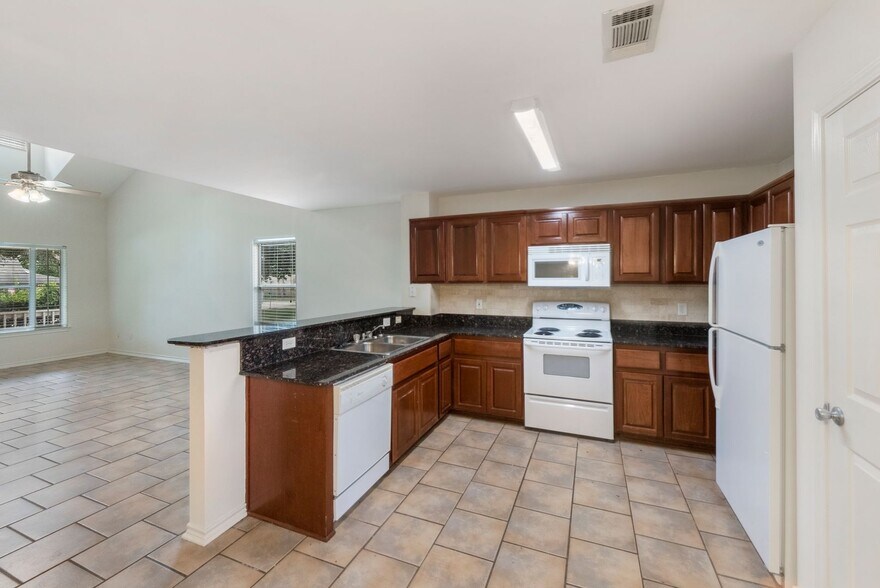 Building Photo - Prime Location! Spacious 4-Bed, 4-Bath Home Near Texas A&M!