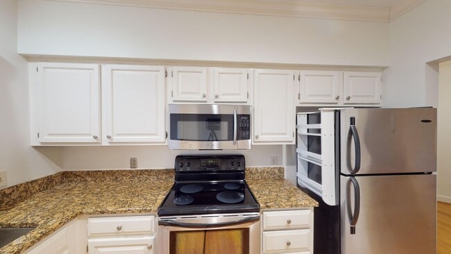Building Photo - Beautiful Two Bedroom Green Hills Condo Wi...