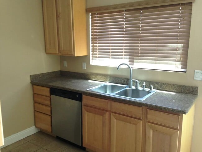 Building Photo - 1045 Peach Ave