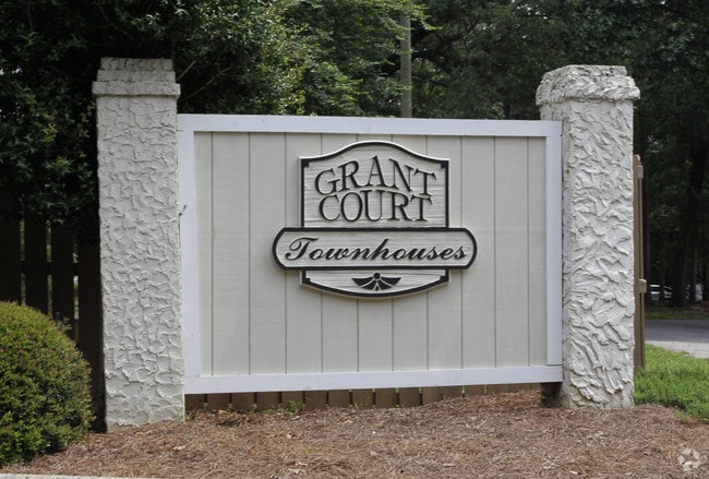 Building Photo - 1465 Grant Cir