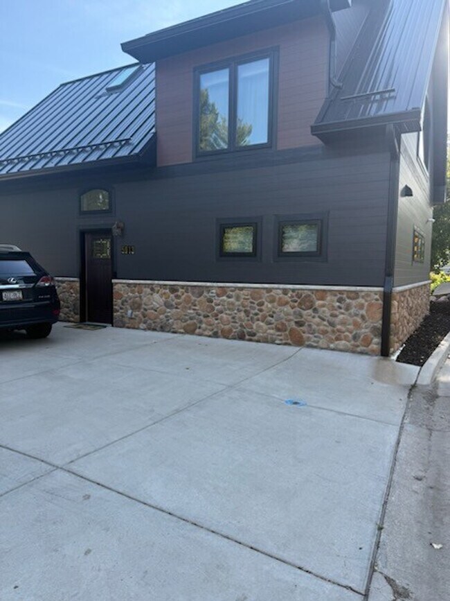 Building Photo - 5913 Lake Edge Rd