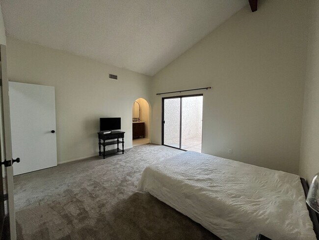 Building Photo - MOVE-IN READY 3+2 w/all appliances, commun...