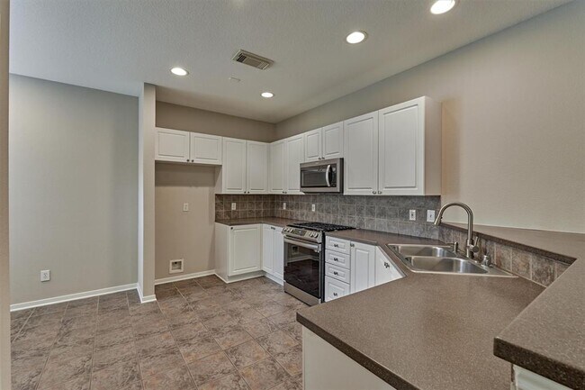 Building Photo - 83 Woodlily Pl