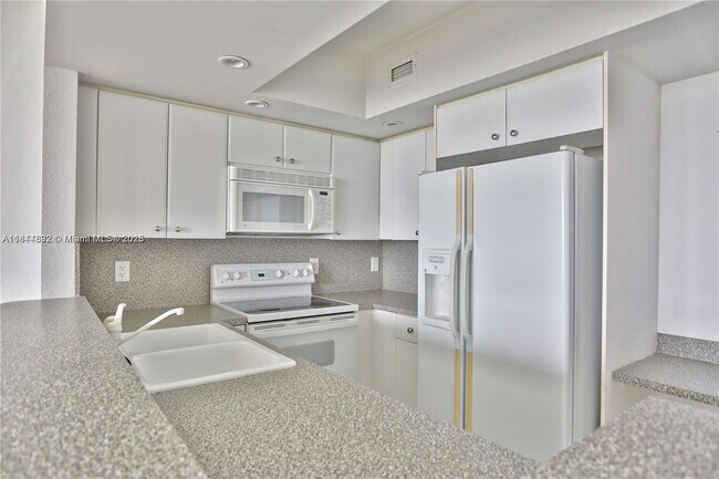 Building Photo - 5600 Collins Ave