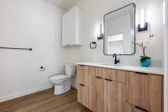 Building Photo - ***933 SE 10th Street***