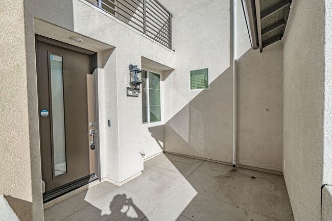 Building Photo - Five Points - 2 Bedroom Townhome for Rent in Valencia.