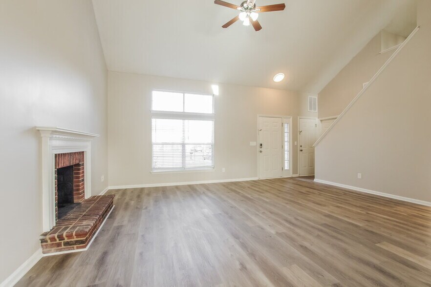 Building Photo - 3000 Parkland Dr