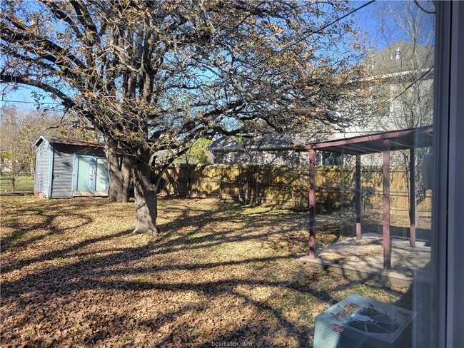 Building Photo - 308 Foch St