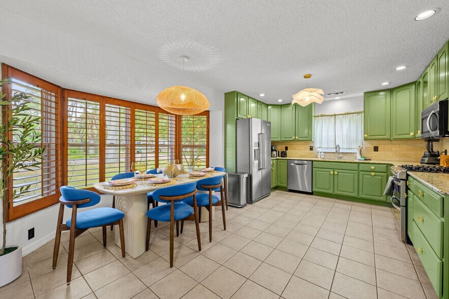 Building Photo - 9800 E Bay St