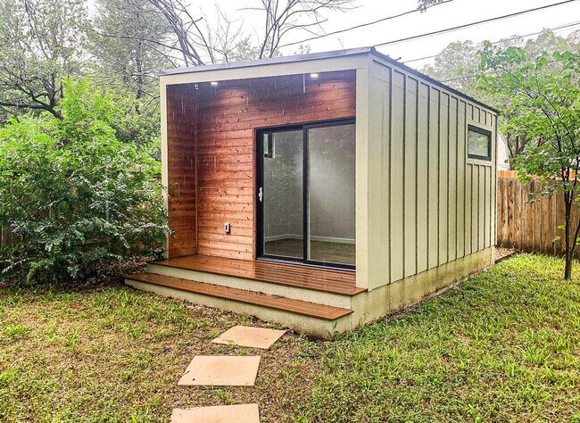 Building Photo - 2704 Nottingham Ln