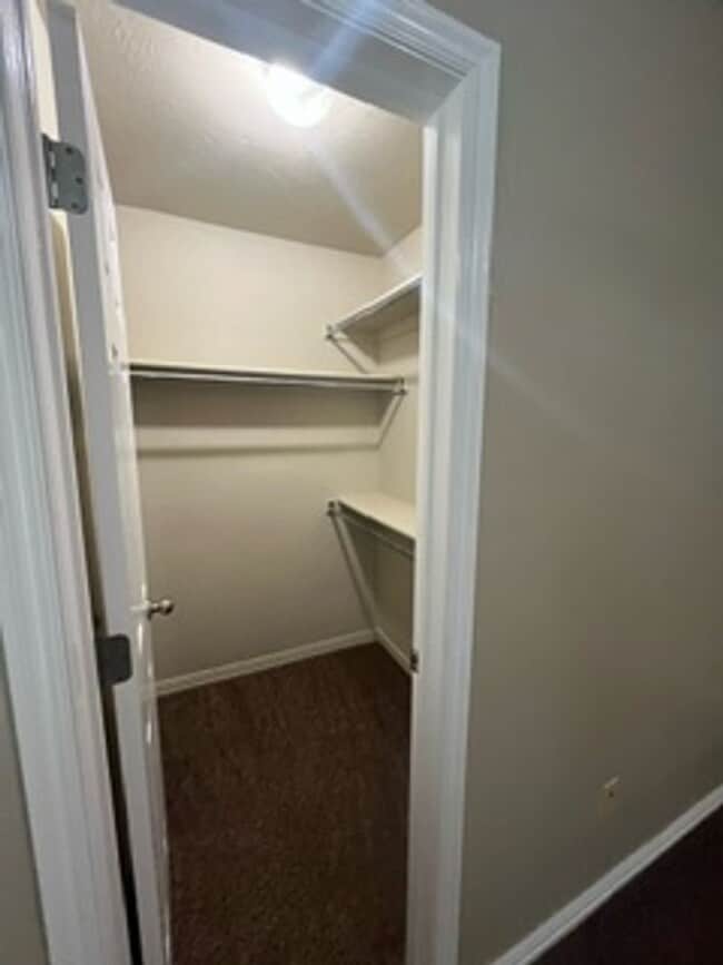 Building Photo - Convenient Location with easy access to So...