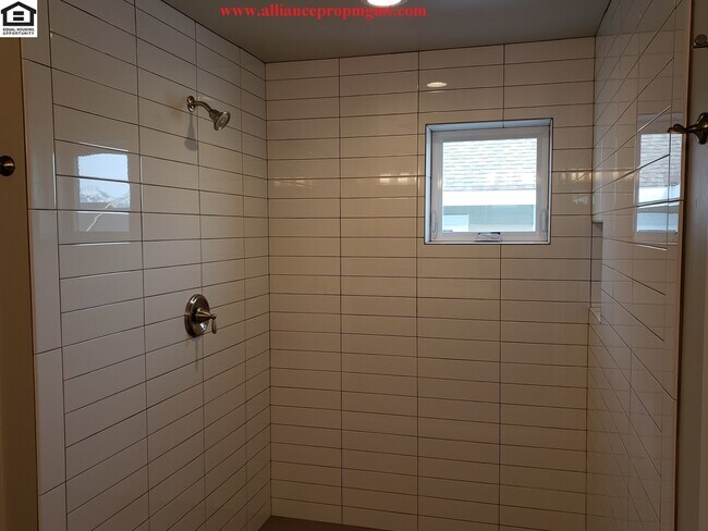 Building Photo - Beautiful Large 4bd/2.5ba 2332sqft home in The Lakes Subdivision