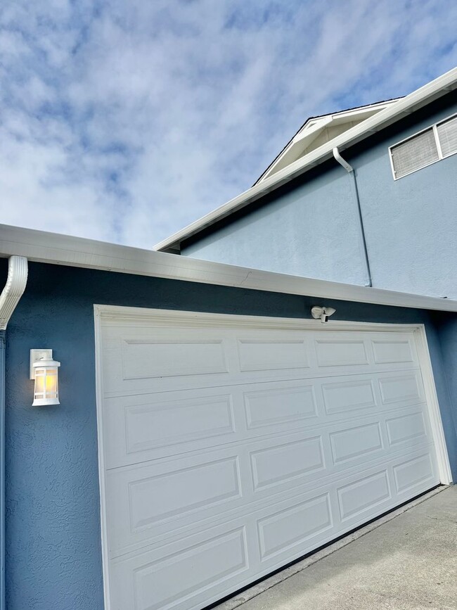 Building Photo - Castro Valley 2BD/1.5BA, 2 Story Duplex with Shared Garage