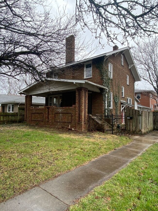 Building Photo - Spacious 3 Bedroom Home w/ 3 Full Baths